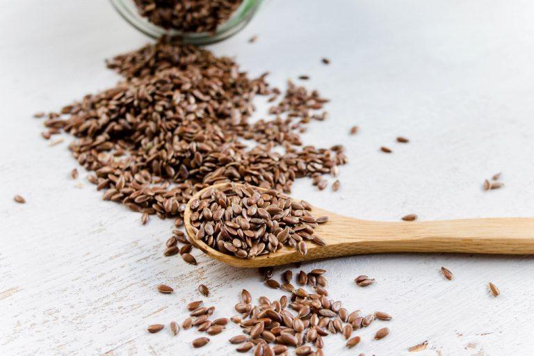 Linseed in wooden spoon (dt. Leinsamen)
