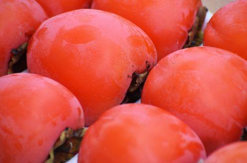a close up of a bunch of tomatoes